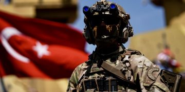 Командование сил подводного нападения (SAT) и подводной обороны (SAS) Турции проводит показательные выступления в командовании Стамбульской верфи, 31 августа 2025 года. Фото: AA