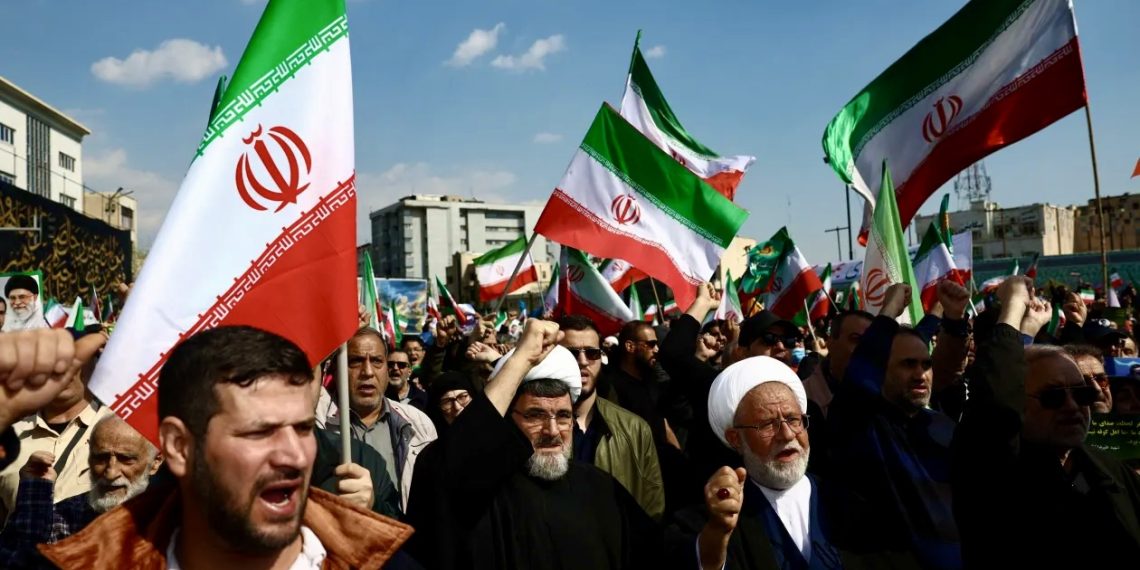 На церемонии похорон убитого иранского военного командира, Тегеран, апрель 2026 года. Фото: West Asia News Agency / Reuters