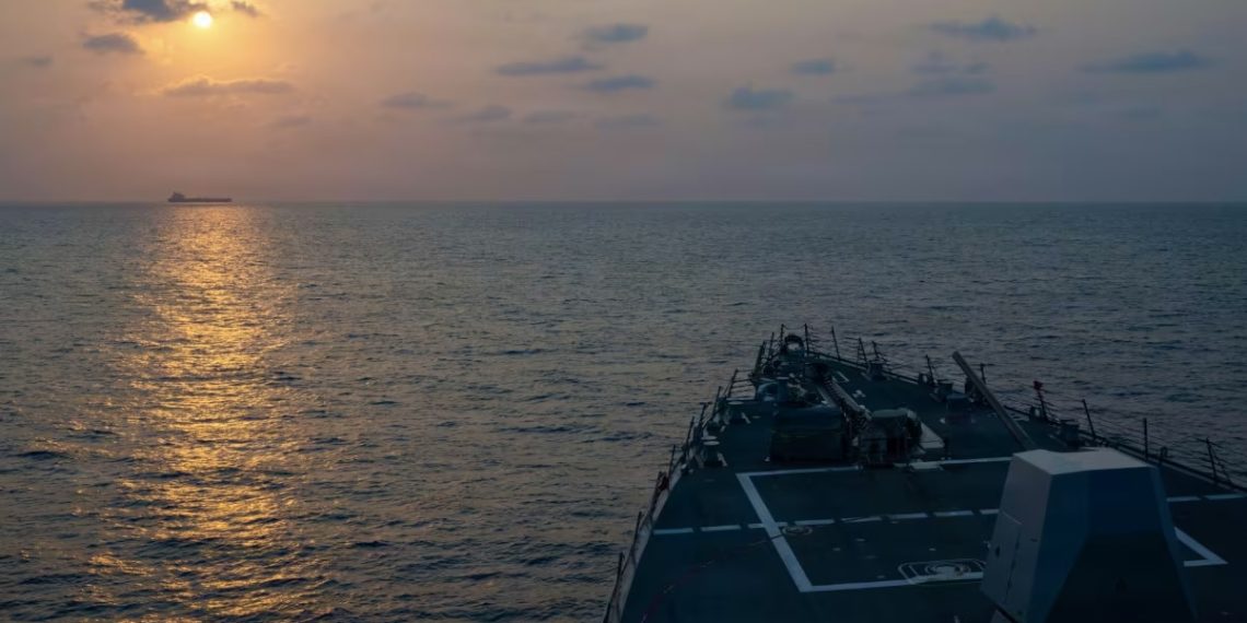 Миноносец USS Pinckney класса Arleigh Burke сопровождает судно во время проведения блокадных операций, 22 апреля 2026 года. Фото: ВМС США