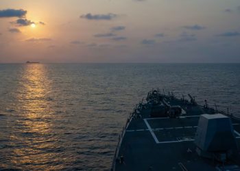 Миноносец USS Pinckney класса Arleigh Burke сопровождает судно во время проведения блокадных операций, 22 апреля 2026 года. Фото: ВМС США