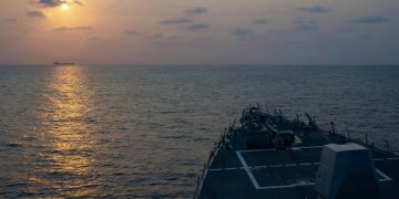 Миноносец USS Pinckney класса Arleigh Burke сопровождает судно во время проведения блокадных операций, 22 апреля 2026 года. Фото: ВМС США