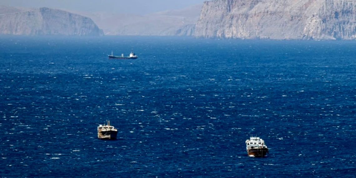 Корабли в Ормузском проливе, вид из Хасаба, мухафаза Мусандам, Оман. Фото: EPA