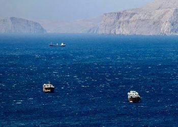 Корабли в Ормузском проливе, вид из Хасаба, мухафаза Мусандам, Оман. Фото: EPA
