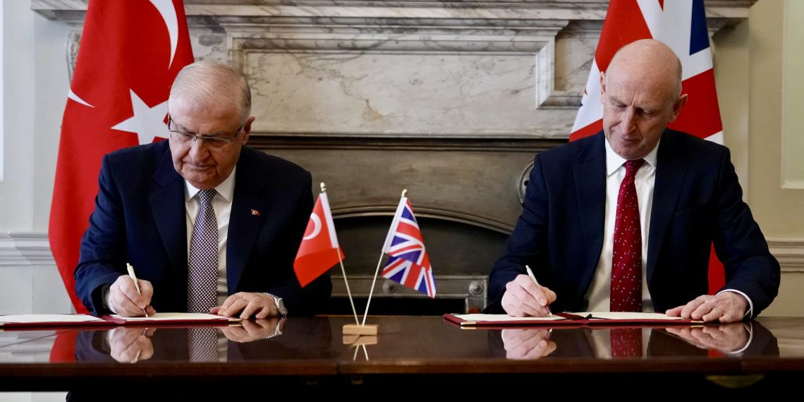 Министр обороны Британии Джон Хили и министр обороны Турции Яшар Гюлер подписывают соглашение, разрешающее Турции закупку 20 истребителей Eurofighter Typhoon, Лондон, 25 марта 2026 года. Фото: Reuters