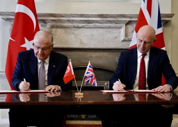 Министр обороны Британии Джон Хили и министр обороны Турции Яшар Гюлер подписывают соглашение, разрешающее Турции закупку 20 истребителей Eurofighter Typhoon, Лондон, 25 марта 2026 года. Фото: Reuters