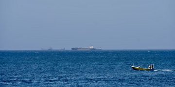 Суда у побережья мухафазы Мусандам, на фоне Ормузского пролива, в провинции Мусандам в Омане, 8 апреля 2026 года. Фото: Reuters