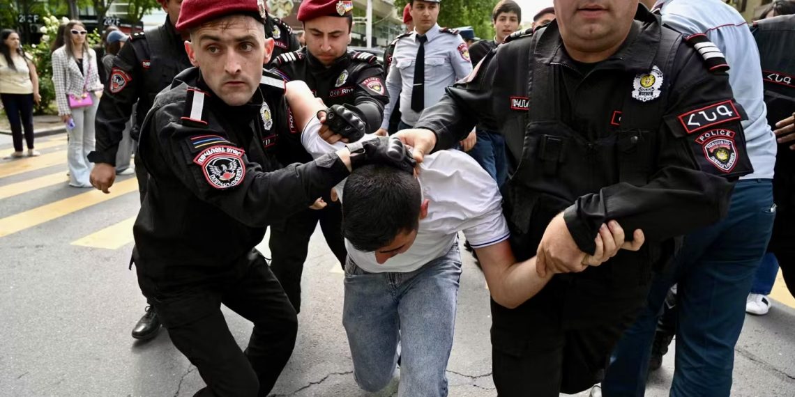 Полиция Армении задерживает демонстранта на акции протеста против передачи земель соседнему Азербайджану в Ереване, 13 мая 2024 года. Фото: AFP