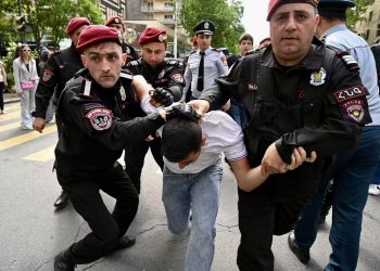 Полиция Армении задерживает демонстранта на акции протеста против передачи земель соседнему Азербайджану в Ереване, 13 мая 2024 года. Фото: AFP