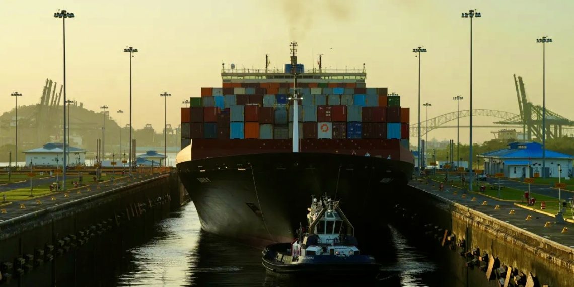 Грузовое судно в Панамском канале, Панама-Сити, март 2026 года. Фото: Reuters