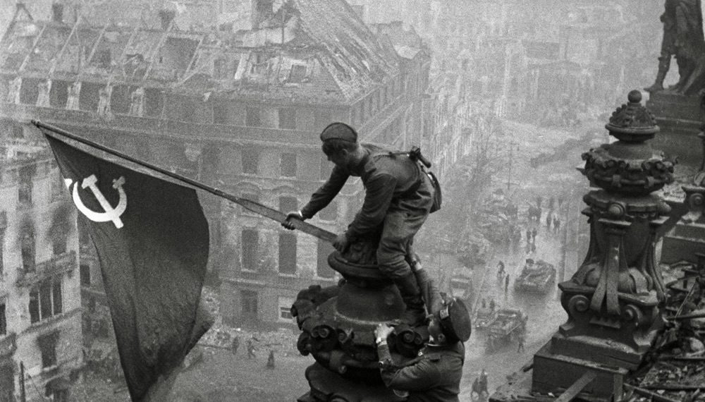 Знаменосцы рейхстага сержант Михаил Егоров и младший сержант Мелитон Кантария. Историческое фото.