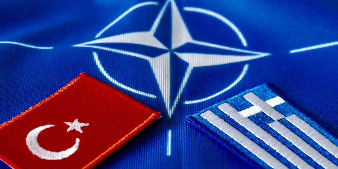 Флаги Греции и Турции. Фото: Shutterstock