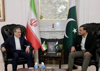 Министр иностранных дел Ирана Аббас Арагчи встречается с главнокомандующим армии Пакистана фельдмаршалом Асимом Муниром. Фото: Reuters