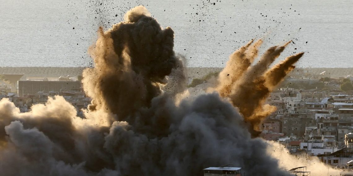 Клубы дыма поднимаются над южными пригородами Бейрута после израильского удара 19 октября 2024 года. Фото: Reuters