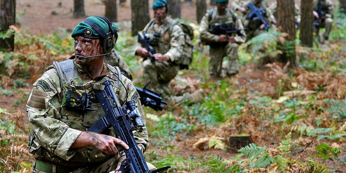 Британские солдаты с винтовками SA-80 во время военных учений. Фото: Минобороны Великобритании
