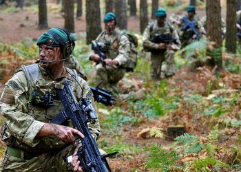 Британские солдаты с винтовками SA-80 во время военных учений. Фото: Минобороны Великобритании
