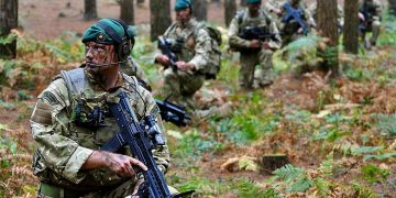 Британские солдаты с винтовками SA-80 во время военных учений. Фото: Минобороны Великобритании