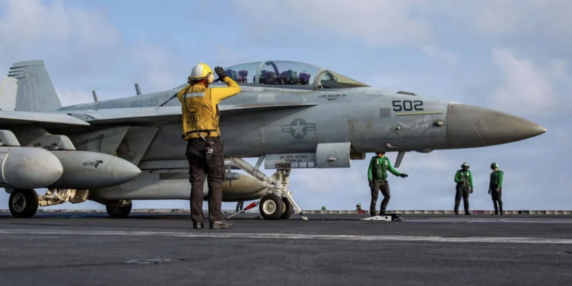 Американский истребитель готовится к взлёту с полётной палубы авианосца «Авраам Линкольн», 21 марта. Фото: ВМС США
