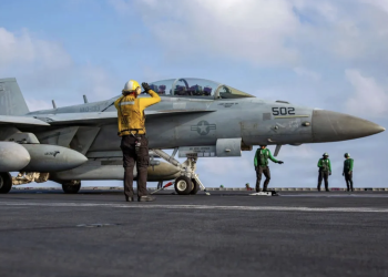 Американский истребитель готовится к взлёту с полётной палубы авианосца «Авраам Линкольн», 21 марта. Фото: ВМС США