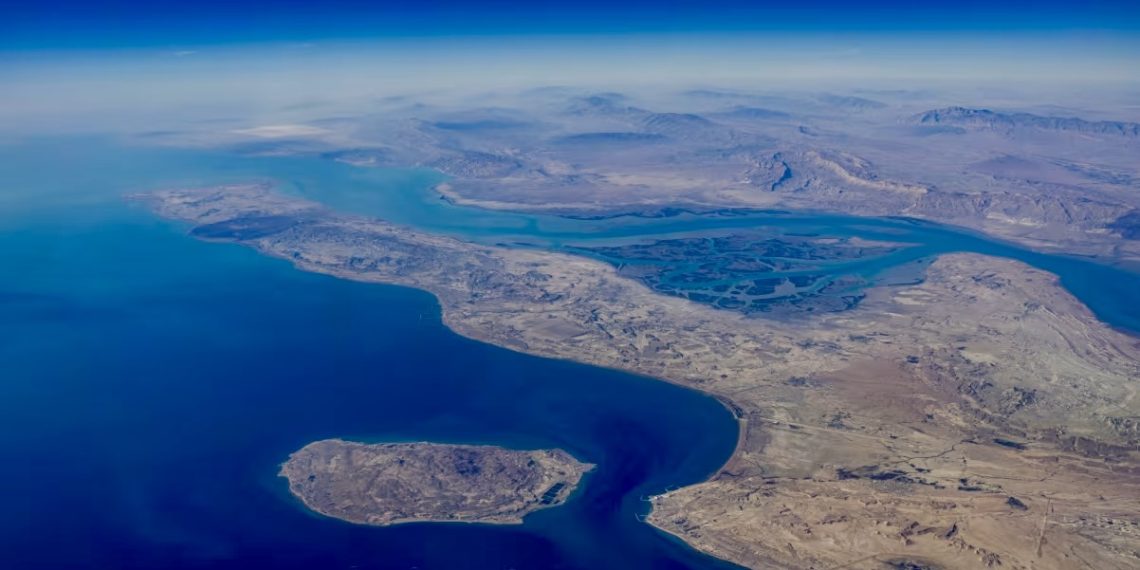 Вид с воздуха на иранские берега и остров Кешм в Ормузском проливе. Фото: Reuters