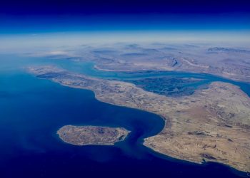 Вид с воздуха на иранские берега и остров Кешм в Ормузском проливе. Фото: Reuters