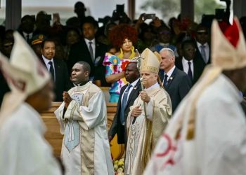 Президент Камеруна Поль Бийя и первая леди Камеруна Шанталь Бийя наблюдают за тем, как Папа Лев XIV (в центре) прибывает для совершения Святой Мессы в аэропорту Яунде-Виль в Яунде, 18 апреля 2026 года. Фото: AFP / Getty