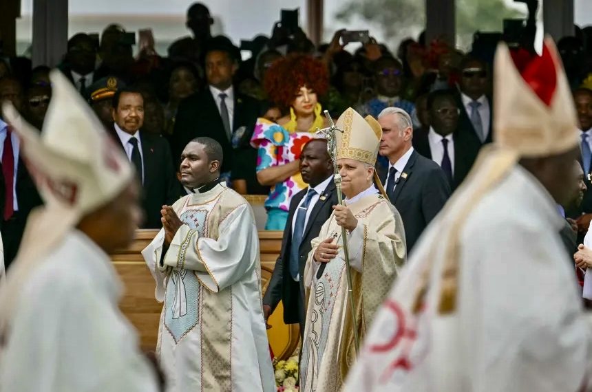 Президент Камеруна Поль Бийя и первая леди Камеруна Шанталь Бийя наблюдают за тем, как Папа Лев XIV (в центре) прибывает для совершения Святой Мессы в аэропорту Яунде-Виль в Яунде, 18 апреля 2026 года. Фото: AFP / Getty