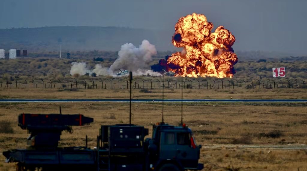Военно-воздушные силы Индии демонстрируют свою ударную мощь в ходе учения «Vayu Shakti» 2026 на полигоне Покхран, 27 февраля 2026 года в Джайсалмере, Индия. Фото: Hindustan Times / Getty