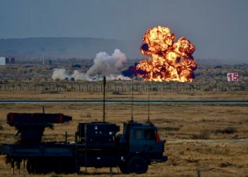 Военно-воздушные силы Индии демонстрируют свою ударную мощь в ходе учения «Vayu Shakti» 2026 на полигоне Покхран, 27 февраля 2026 года в Джайсалмере, Индия. Фото: Hindustan Times / Getty