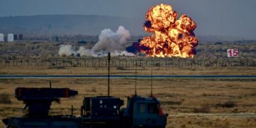 Военно-воздушные силы Индии демонстрируют свою ударную мощь в ходе учения «Vayu Shakti» 2026 на полигоне Покхран, 27 февраля 2026 года в Джайсалмере, Индия. Фото: Hindustan Times / Getty