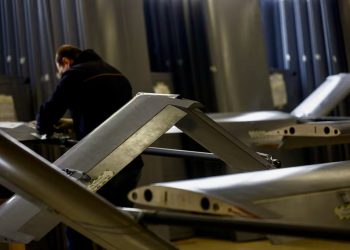 Сотрудник работает с дальнобойным беспилотником FP-1 на производственном предприятии компании Fire Point, 2 апреля 2026 года. Фото: Reuters