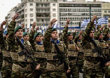 Военный парад в ознаменование Дня независимости Греции в Афинах 25 марта. Фото: Bloomberg