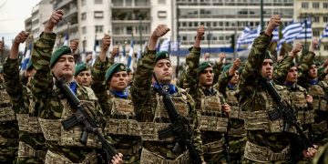 Военный парад в ознаменование Дня независимости Греции в Афинах 25 марта. Фото: Bloomberg
