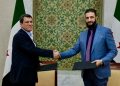 Ахмед аш-Шараа пожимает руку главнокомандующему Сирийскими демократическими силами (СДС) Мазлуму Абди после подписания соглашения об интеграции СДС в государственные институты в Дамаске, 10 марта 2025 года. Фото: AFP