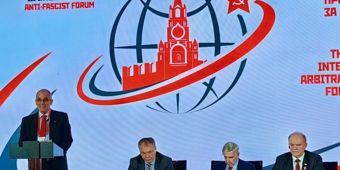 Посол Кубы Энрике Орта Гонсалес выступает на III Международном антифашистском форуме. Фото: ИА Реалист