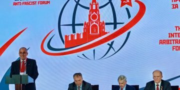 Посол Кубы Энрике Орта Гонсалес выступает на III Международном антифашистском форуме. Фото: ИА Реалист
