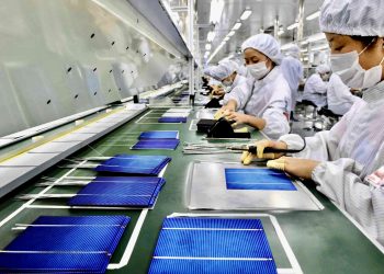 Рабочие завода компании Eoplly New Energy Technology Co., Ltd. производят солнечные панели на предприятии в Наньтуне, провинция Цзянсу, Китай. Фото: ChinaImages / Depositphotos