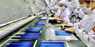 Рабочие завода компании Eoplly New Energy Technology Co., Ltd. производят солнечные панели на предприятии в Наньтуне, провинция Цзянсу, Китай. Фото: ChinaImages / Depositphotos