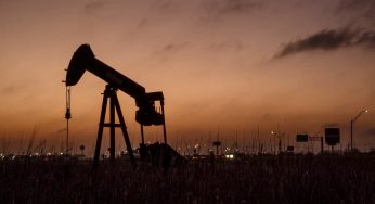 Нефть снизилась после сообщений о разблокировке Ормуза, но Brent удержалась выше $108