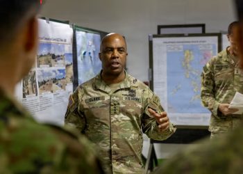 Генерал армии США Рональд Кларк, командующий Тихоокеанской армией США, общается с военнослужащими США, Филиппин и Японии во время визита в форт Магсайсай на Филиппинах 30 апреля 2026 года в рамках учений Balikatan 2026. Фото: Армия США
