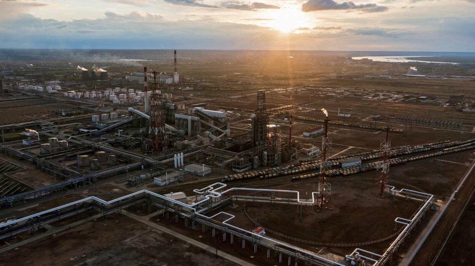 ЕС может заморозить потолок цен на нефть из РФ