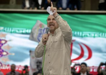 Спикер парламента Ирана Мохаммад Багер Галибаф выступает на митинге в Тегеране. Фото: Getty