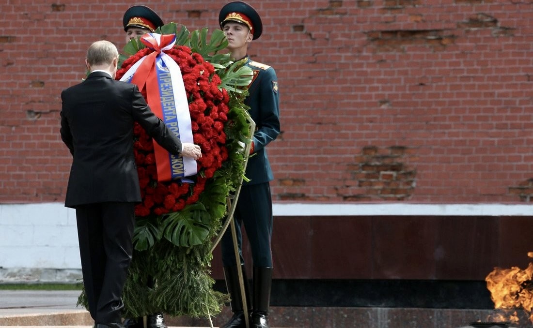 Путин возложил венок к Могиле Неизвестного Солдата