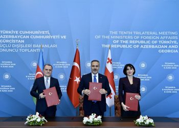 Хакан Фидан, Мака Бочоришвили и Джейхун Байрамов. Фото: turkic.world