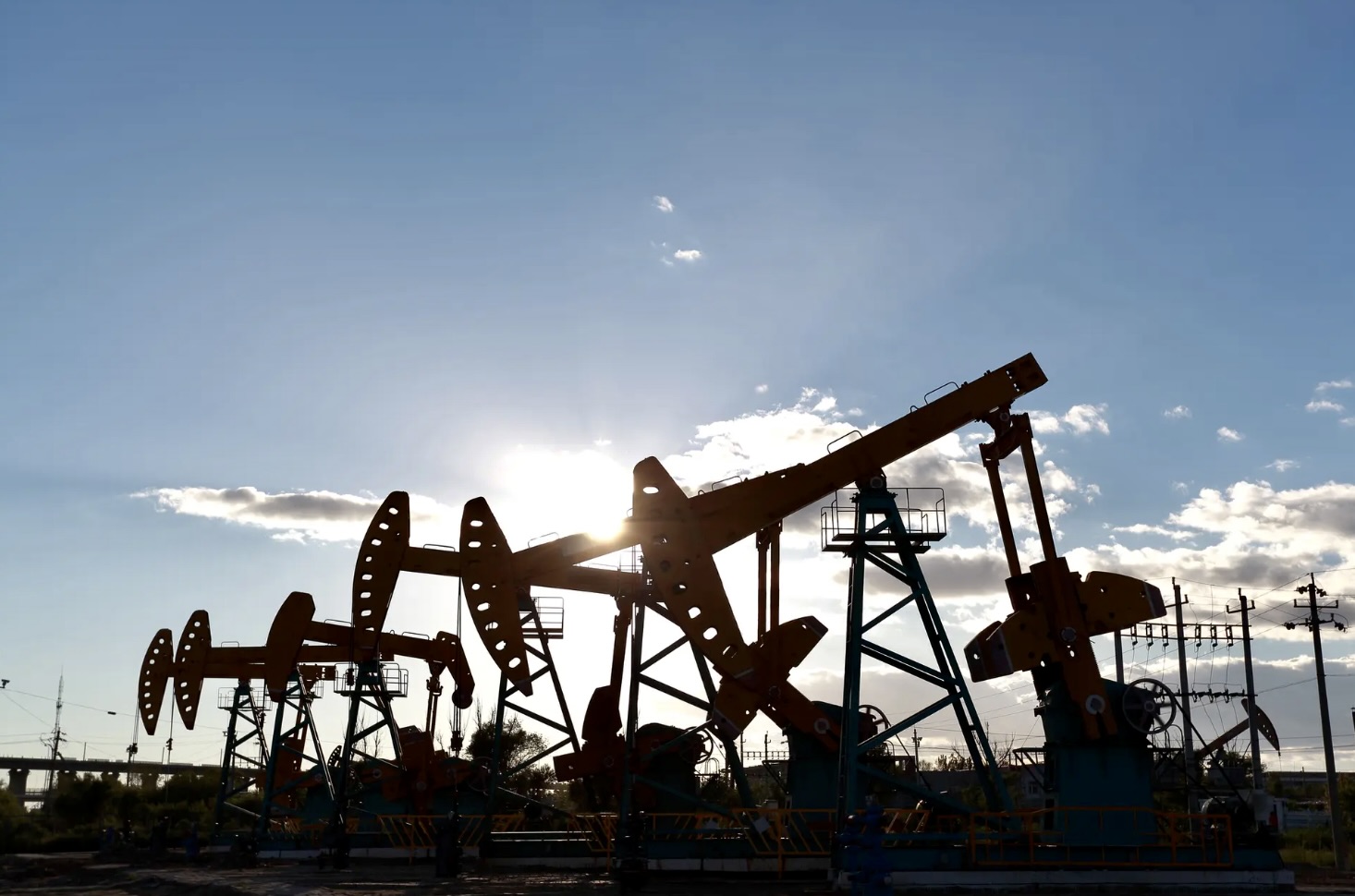 Нефть дешевеет третью неделю подряд, а газ обвалился на 18%