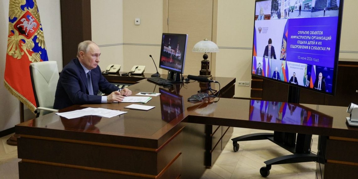 Путин: НДФЛ для работающих родителей с двумя детьми снижен до 6%