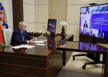 Путин: НДФЛ для работающих родителей с двумя детьми снижен до 6%