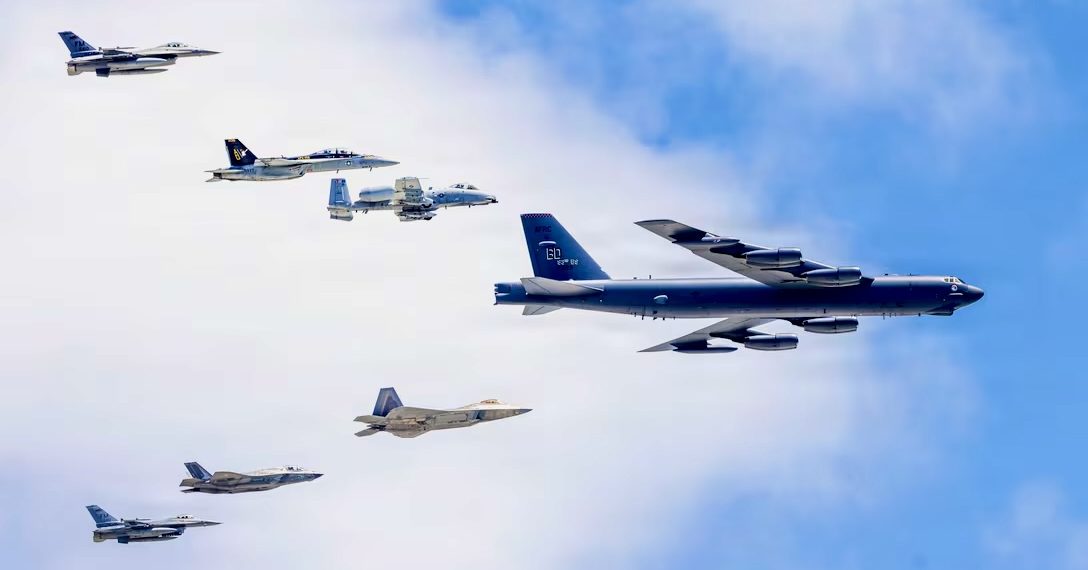 Самолёт B-52 Stratofortress ВВС США ведёт за собой строй из B-1 Lancer, A-10 Warthog, F-16 Fighting Falcon, F-18 Hornet, F-22 Raptor и F-35. Фото: пресс-служба Пентагона