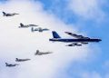 Самолёт B-52 Stratofortress ВВС США ведёт за собой строй из B-1 Lancer, A-10 Warthog, F-16 Fighting Falcon, F-18 Hornet, F-22 Raptor и F-35. Фото: пресс-служба Пентагона
