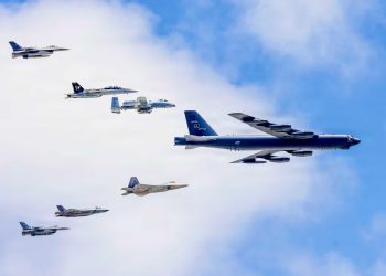 Самолёт B-52 Stratofortress ВВС США ведёт за собой строй из B-1 Lancer, A-10 Warthog, F-16 Fighting Falcon, F-18 Hornet, F-22 Raptor и F-35. Фото: пресс-служба Пентагона