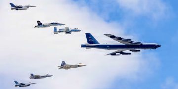 Самолёт B-52 Stratofortress ВВС США ведёт за собой строй из B-1 Lancer, A-10 Warthog, F-16 Fighting Falcon, F-18 Hornet, F-22 Raptor и F-35. Фото: пресс-служба Пентагона